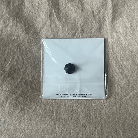 Louis Vuitton Volez Voguez Voyagez Exhibition Pin - Picture 4 of 8